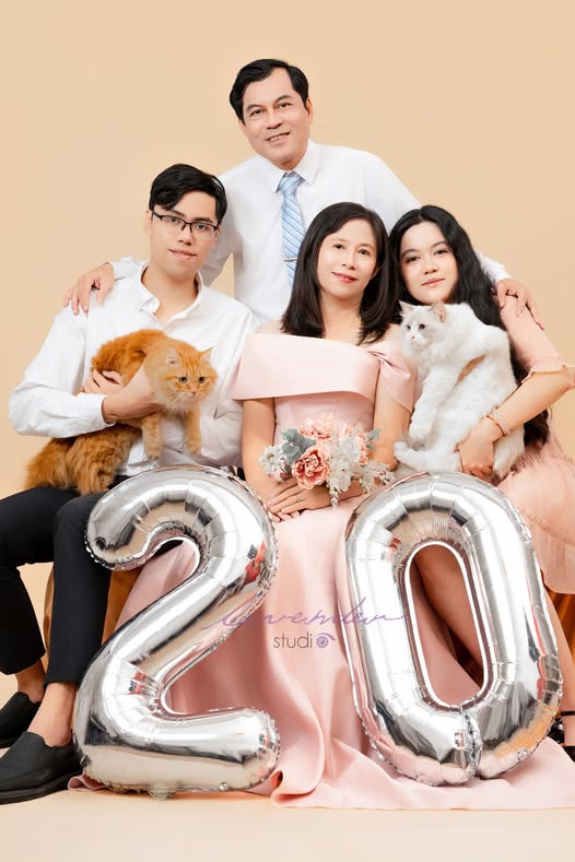 Nhiều cặp đôi đầu tư chụp hình kỷ niệm ngày cưới như một nghi thức yêu thương