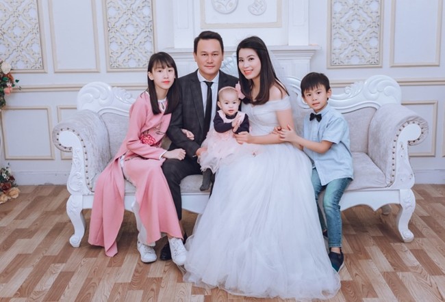Concept chụp ảnh gia đình 5 người đông vui nhưng vẫn sang trọng
