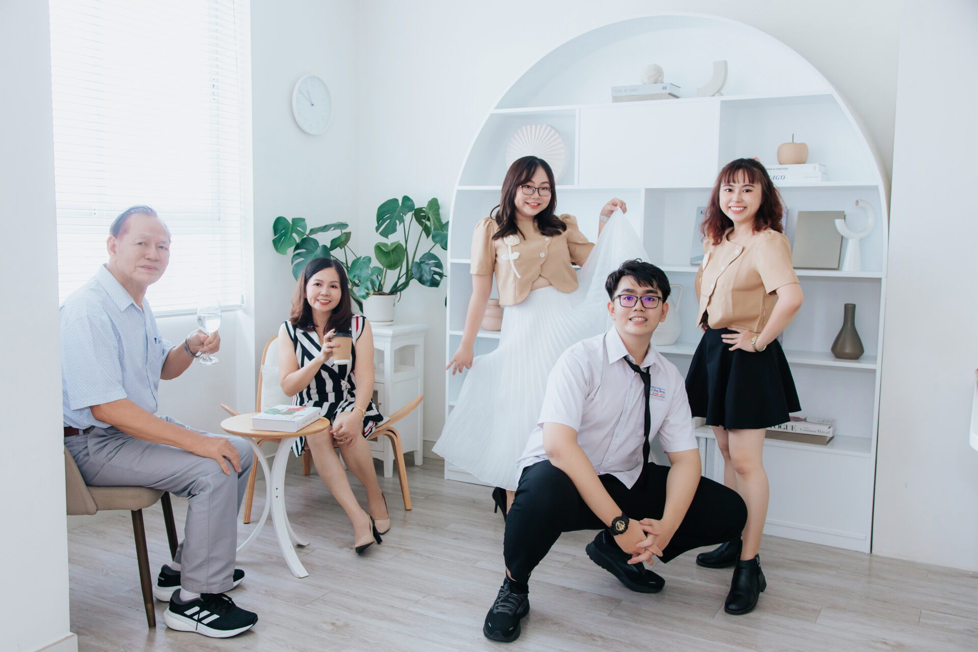 Concept chụp gia đình 5 người tại nhà ấm áp (3)